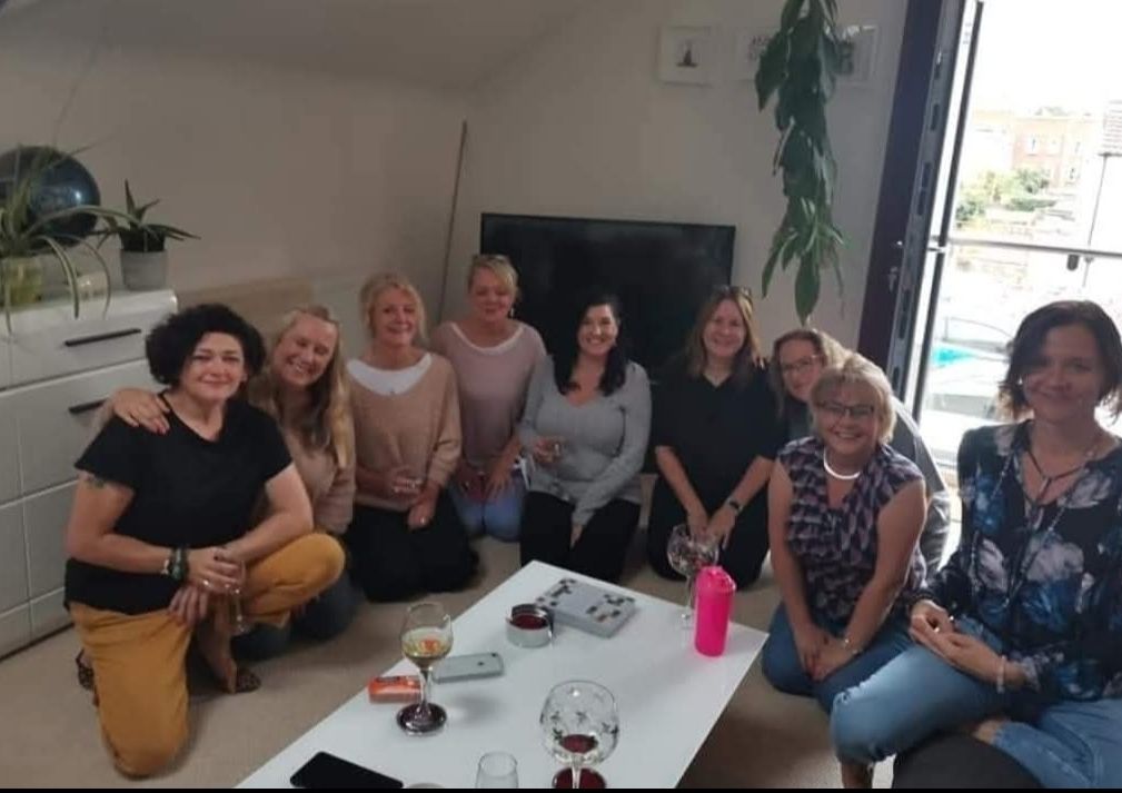 A group of friends gathered in a living room for an Audience evening