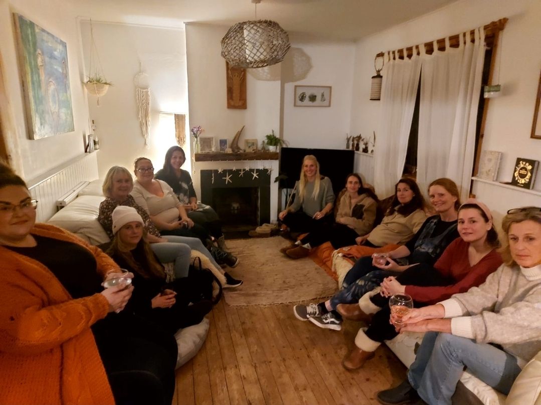 Guests gathered in a cosy living room for an evening with Nikki